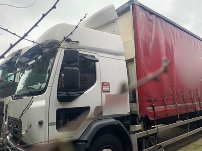 Lot 15 - 2017 Renault D18 Wide Curtain-sider Euro 6