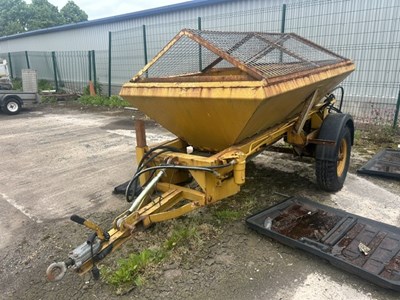 Lot 28 - Pull Behind Gritter