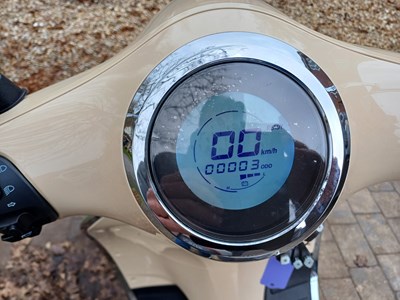 Lot 53 - E45 E Fun Pusa 45 Electric Scooter